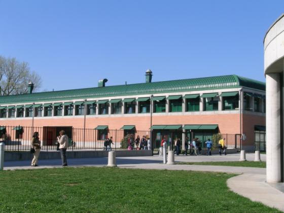 Suola Primaria F. De Andrè.La scuola dell'infanzia è stata inaugurata sabato 07 settembre 2002. Per l'anno scolastico 2008-2009 sono iscritti 537 scolari. Suola Primaria F. De Andrè.La scuola dell'infanzia è stata inaugurata sabato 07 settembre 2002. Per l'anno scolastico 2008-2009 sono iscritti 537 scolari.