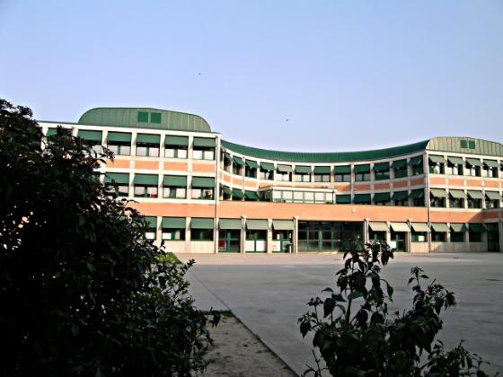 Scuola secondaria di primo grado G. Leopardi ed Istituto Comprensivo.La scuola G. Leopardi è stata inaugurata il 10 settembre 2005. Si tratta di un edificio semi circolare in cemento armato rivestito da mattoni rossi. Gli alunni iscritti per l'anno scolastico 2008-2009 sono 296. All'interno della scuola si trovano anche gli uffici dell'Istituto comprensivo diretti dalla dirigente scolastica Lidia Loglio. Scuola secondaria di primo grado G. Leopardi ed Istituto Comprensivo.La scuola G. Leopardi è stata inaugurata il 10 settembre 2005. Si tratta di un edificio semi circolare in cemento armato rivestito da mattoni rossi. Gli alunni iscritti per l'anno scolastico 2008-2009 sono 296. All'interno della scuola si trovano anche gli uffici dell'Istituto comprensivo diretti dalla dirigente scolastica Lidia Loglio.