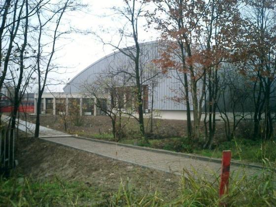 Auditorium Comunale G. Gaber. L'auditorium comunale Gaber è stato inaugurato il 28 novembre 2003. L'edificio è a pianta trapezoidale con copertura in alluminio con forma a guscio sostenuta da travature metalliche. All'interno si trovano un foyer, una scala elicoidale ed una sala adibita agli spettacoli che contiene circa 430 posti. L'auditorium è utilizzato principalmente per le proiezioni cinematografiche il lunedì, giovedì, venerdì, sabato e domenica sera e domenica pomeriggio. E' gestito dalla ditta Cipiesse di Rezzato. Auditorium Comunale G. Gaber. L'auditorium comunale Gaber è stato inaugurato il 28 novembre 2003. L'edificio è a pianta trapezoidale con copertura in alluminio con forma a guscio sostenuta da travature metalliche. All'interno si trovano un foyer, una scala elicoidale ed una sala adibita agli spettacoli che contiene circa 430 posti. L'auditorium è utilizzato principalmente per le proiezioni cinematografiche il lunedì, giovedì, venerdì, sabato e domenica sera e domenica pomeriggio. E' gestito dalla ditta Cipi