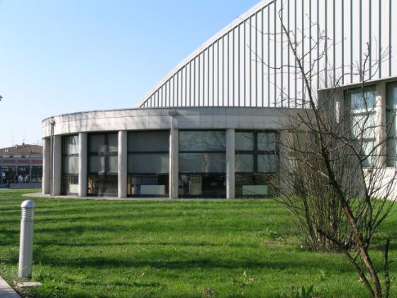 Biblioteca Comunale. La biblioteca ha una pianta semicircolare, la facciata è costituita da pilastri e vetrate. http://gruppodiletturacastelmella.blogspot.com/ Biblioteca Comunale. La biblioteca ha una pianta semicircolare, la facciata è costituita da pilastri e vetrate. http://gruppodiletturacastelmella.blogspot.com/
