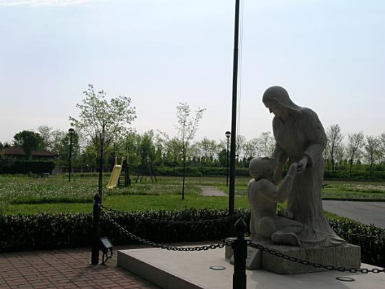 Parco Paoli VI. Munumento A.N.M.I.L. (Associazione Nazionale Mutilati Invalidi del Lavoro) inaugurato il 21 settembre 2003.